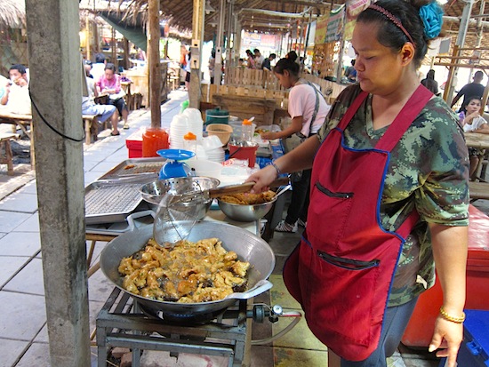Down to business at Khlong Lat Mayom.