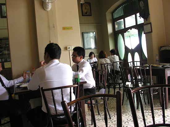 A local-style atmosphere in a touristy neighbourhood.