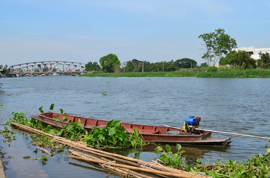 The view in front of Thana market.