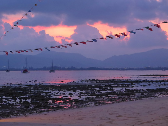 Beach, beer and bay views. Sunset perfection at Khao Khad.