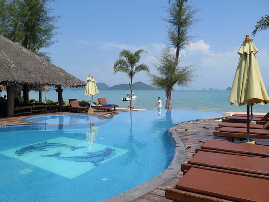 Desperate for a pool resort that won't break the bank? Then go to Ko Yao Yai. This is Thiwson Beach Resort.