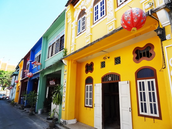 Soi Romanee's shophouses painted in scene-stealing colours.