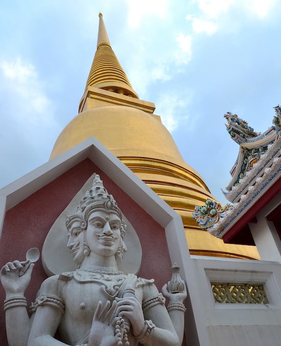 Hindu, Chinese and Thai influences in one shot (with Khmer nearby).