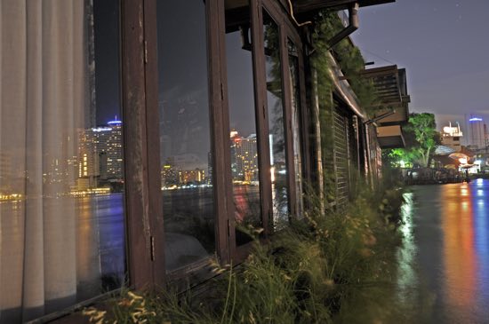 It's difficult to get closer to the river than at Loy La Long.