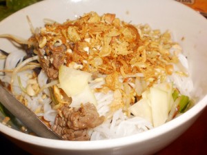 Rice noodles, beef, salad, peanuts and crispy onion? Must be bun bo nam bo.