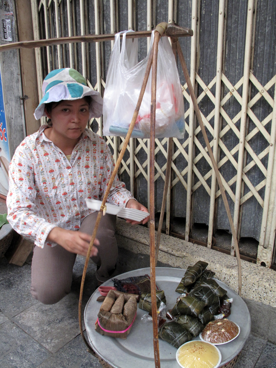 Banh do vendor looking as impressed as we were after trying it.