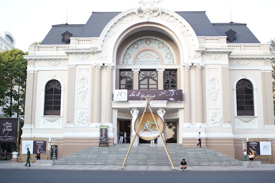 You know it's a show day when you see the A O basket in front of the Opera House.