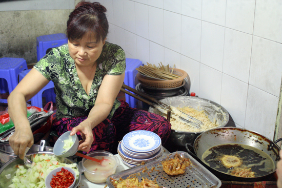 Freshly fried banh tom.