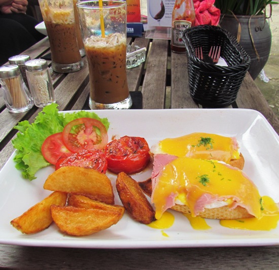 When you are all Cao Lau'd out Dingo's egg benedict is a sure fire winner.