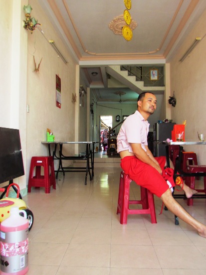 Hangin' with Hung in his front room/ soup kitchen.