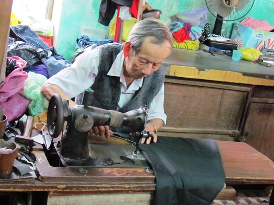 For a $100 suit this tailor will earn less than $10. Your hotel receptionist - $40.