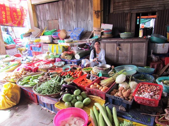 The local market, distinguishable from the tourist market by the lack of shells on offer.