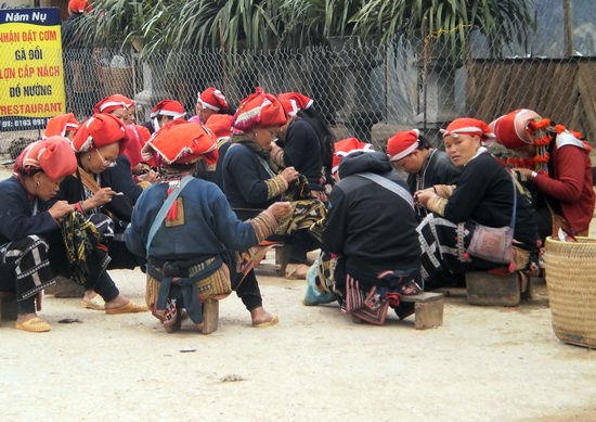 Red Dao make their wares for tourists.