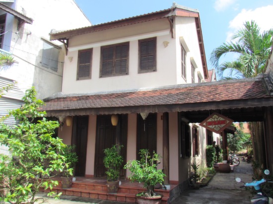 Come inside please! B'Lan House.
