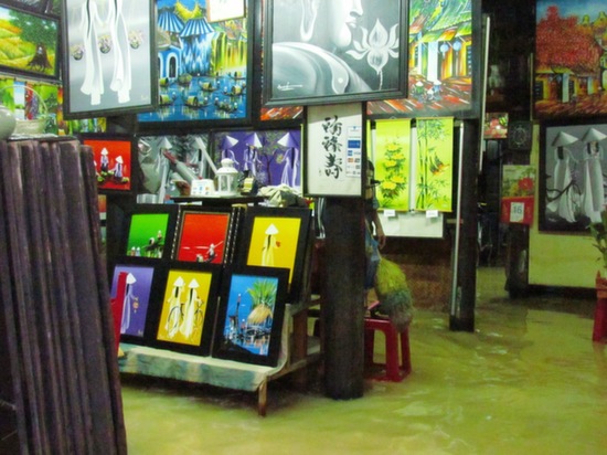 Living landscapes and flash (flood..) sales over on Nguyen Minh Khai.