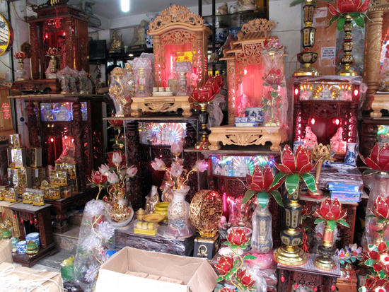 Explore the delights of Old Quarter on foot.