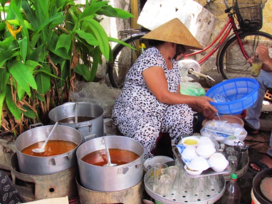 A Hoi An breakfast Chi lady.