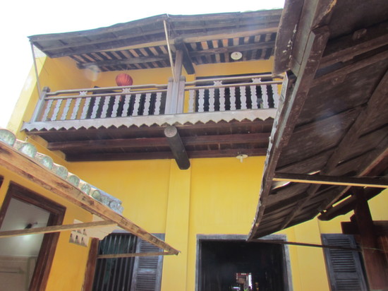 Cortyard bathrooms (one for each room) and the two lower floor 'better' rooms. Nanh's family live up top.