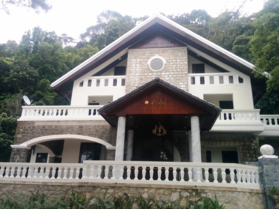 Just one of the eight villas from kilometer 16. Phong Lan - it was great because it was open!